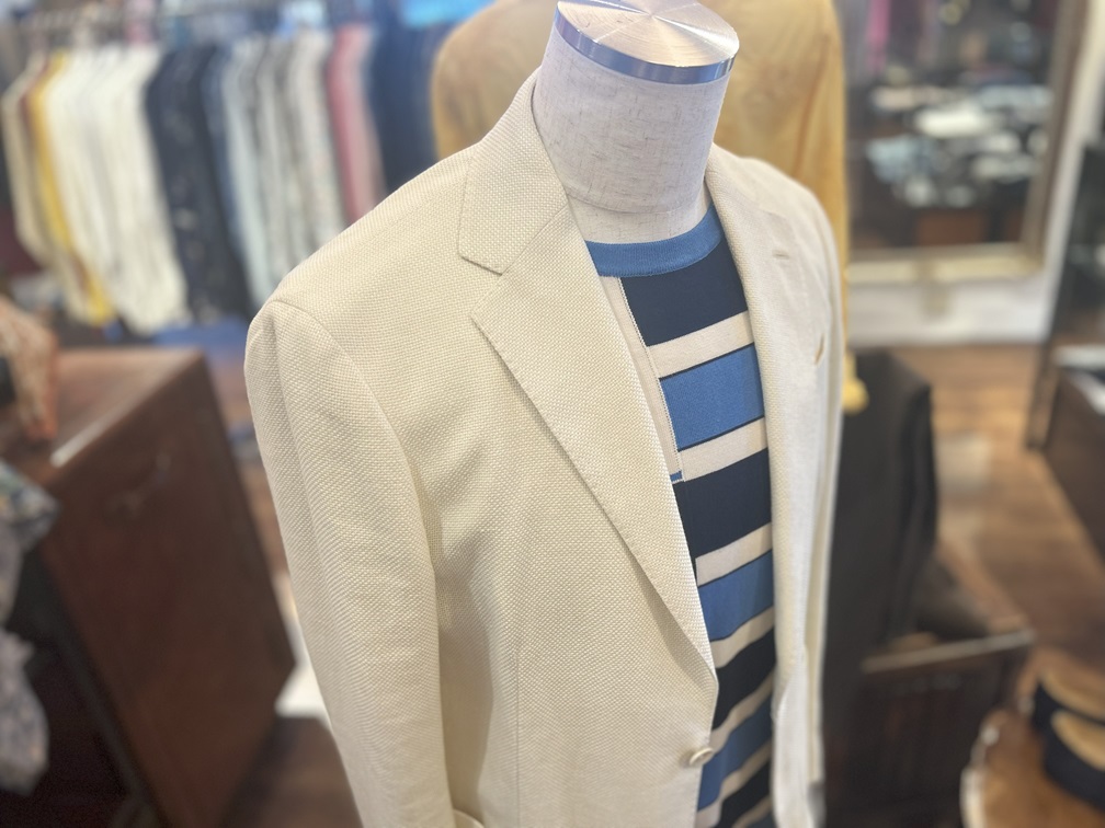 +39 MASQのボーダーニットにアイボリージャケットを合わせた上品なコーディネート例