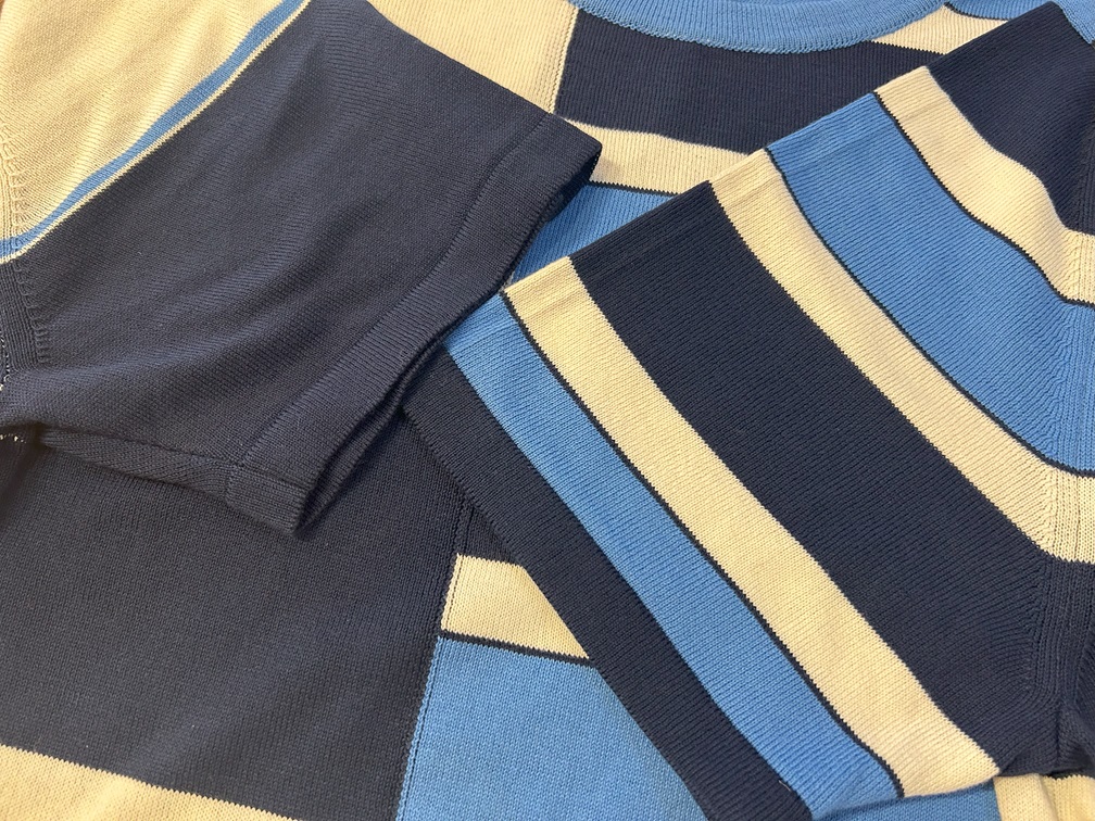 +39 MASQボーダーニットの袖アップ、リブ仕立てと配色切替が特徴

