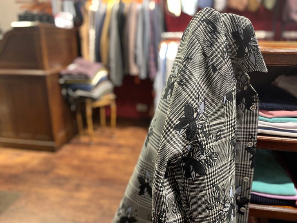 グレンチェックに黒い花柄が重なった、POGGIANTI 1958の秋冬新作シャツ。上質な素材感と大胆な柄使いが特徴。