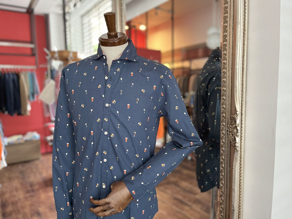 POGGIANTI 1958のリキュール柄シャツ正面画像。カクテルやビールのモチーフが映えるネイビーカラー。