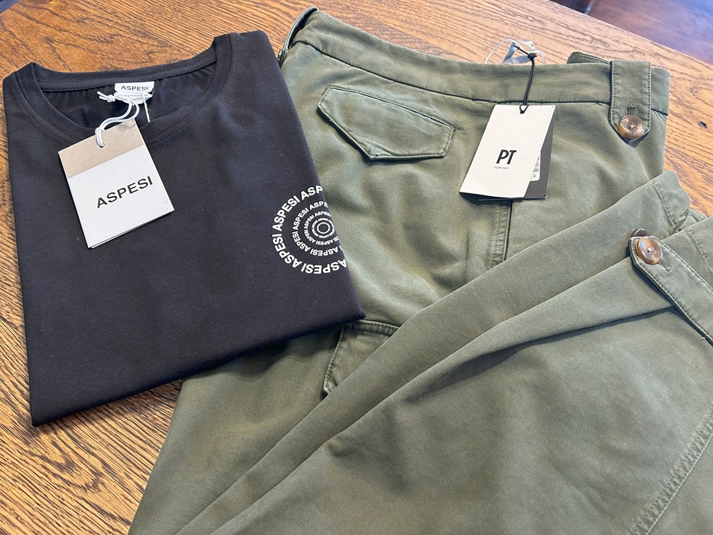 ASPESIのTシャツとPT TORINOのカーゴパンツのスタイリング例