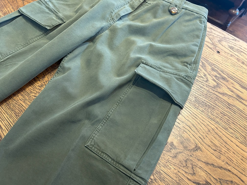 PT TORINOのカーゴパンツ、フロントボタンとサイドアジャスターのディテール