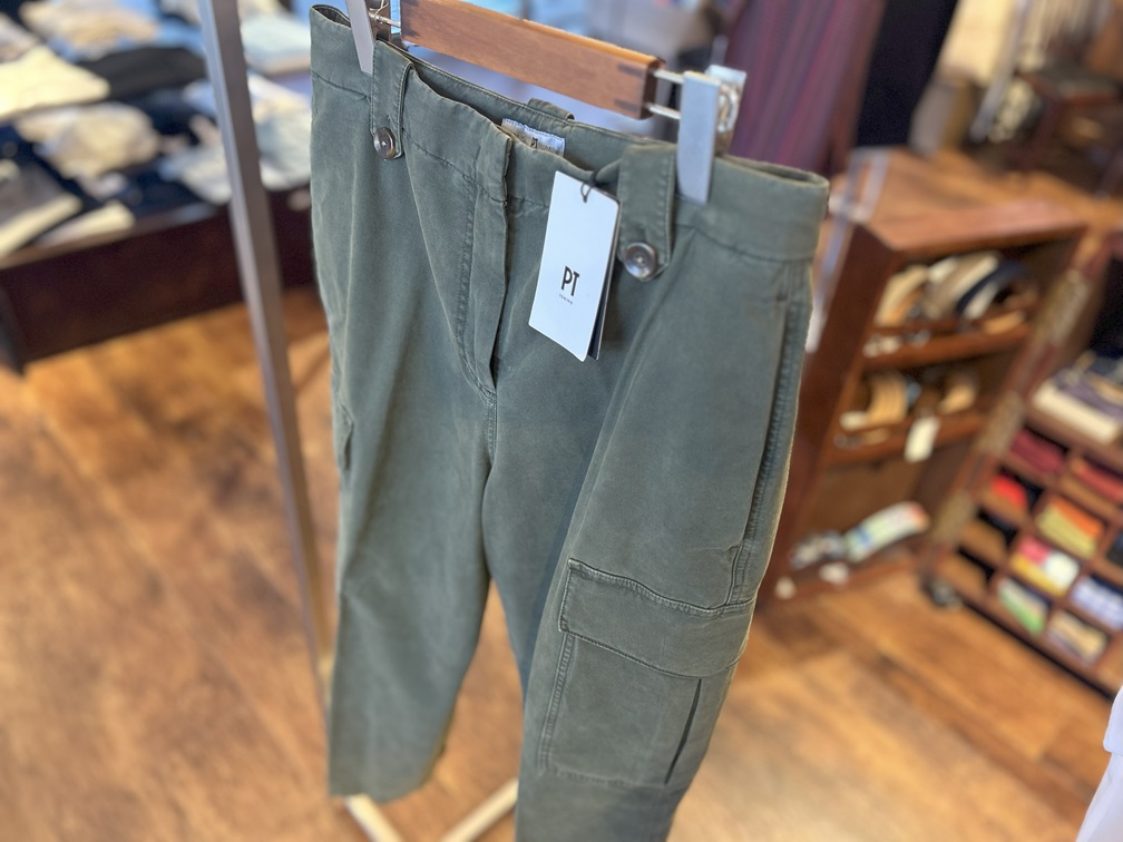 店内にディスプレイされたPT TORINOのカーゴパンツ全体像

