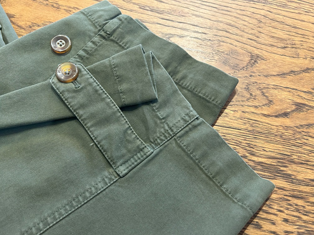 PT TORINOカーゴパンツ、裾にあしらわれたボタンと立体感のある仕立て

