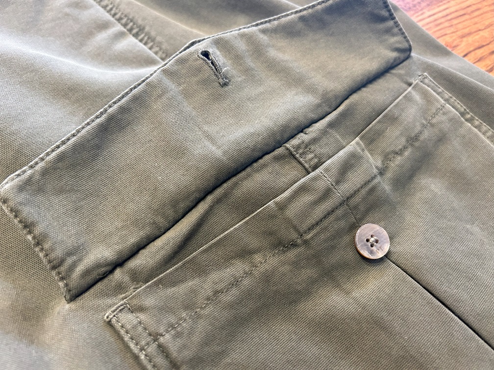 フラップ付きのサイドポケットが特徴的なPT TORINOのカーゴパンツ