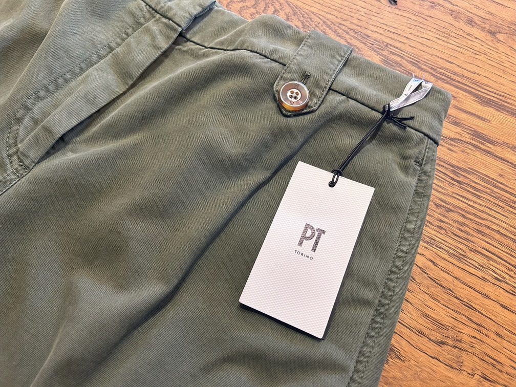 ブランドタグ付きのPT TORINOカーゴパンツのウエスト部分

