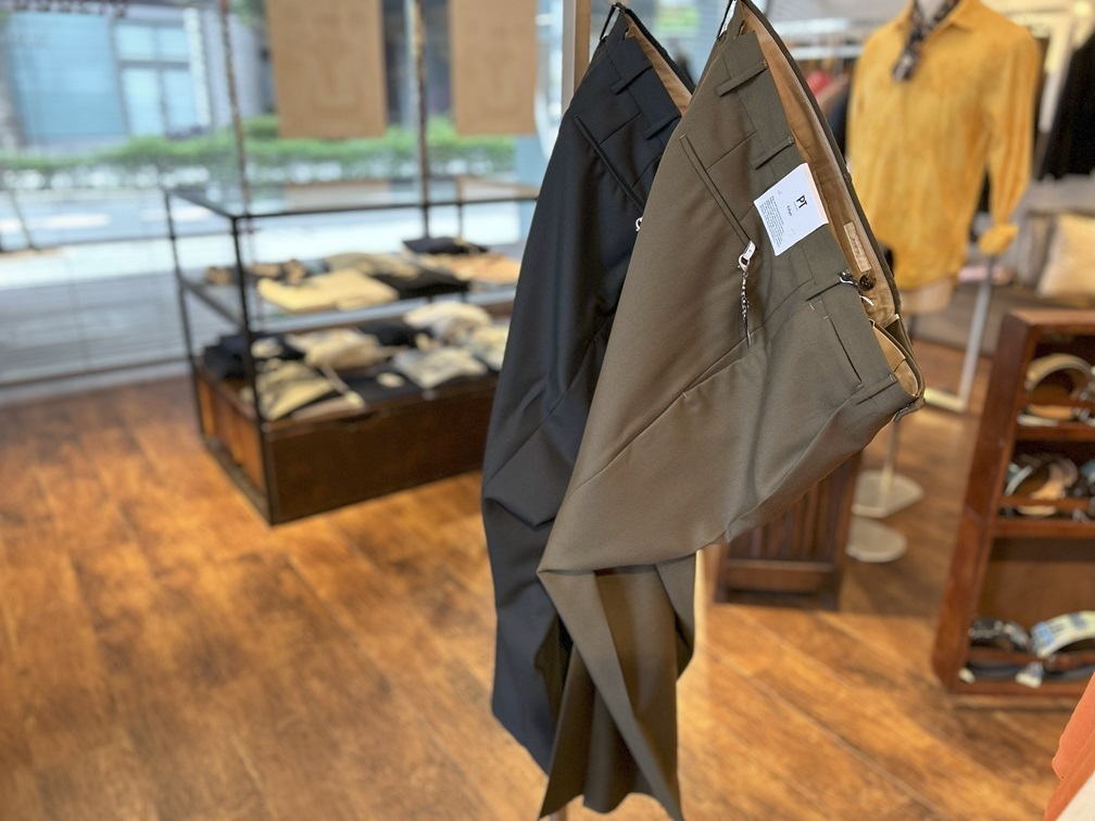 PT TORINO EDGEシリーズのカーキタックパンツ。ゆったりシルエットとエッジの効いたディテール。