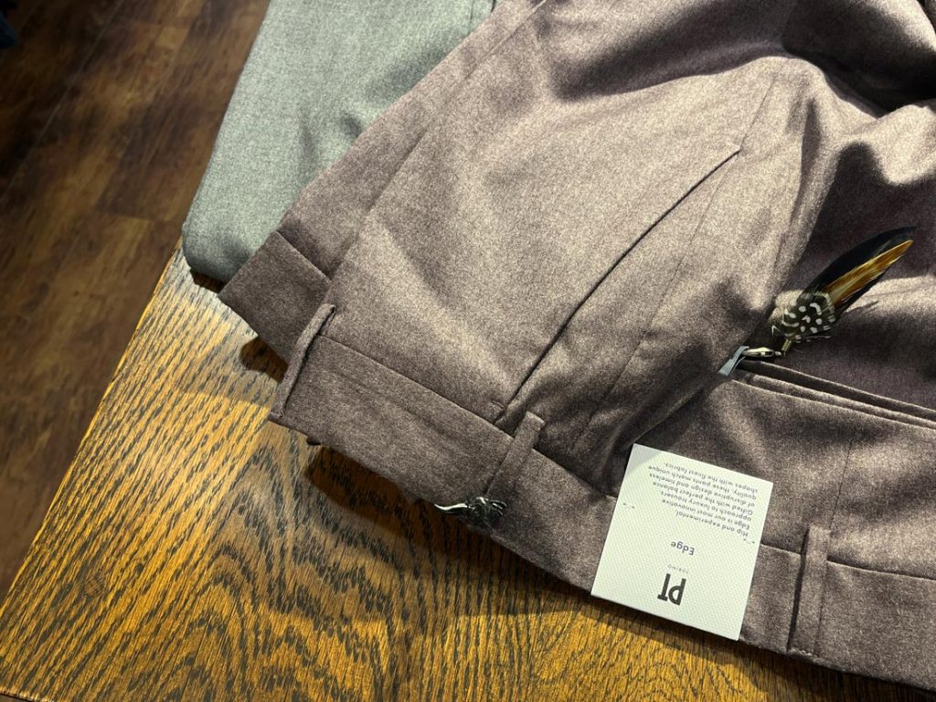 「PT TORINOのウールパンツ。落ち着いたグレーとパープルで、秋冬らしい温もりある質感が魅力。