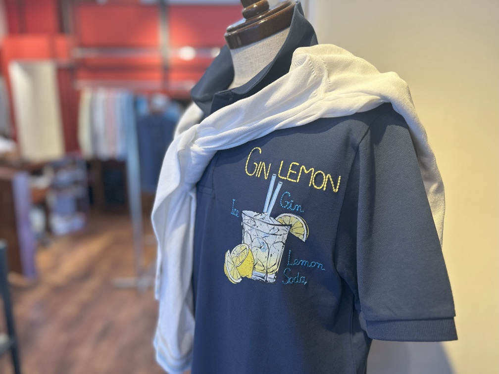 ジンレモンポロとホワイトニットを肩掛けしたスタイリング