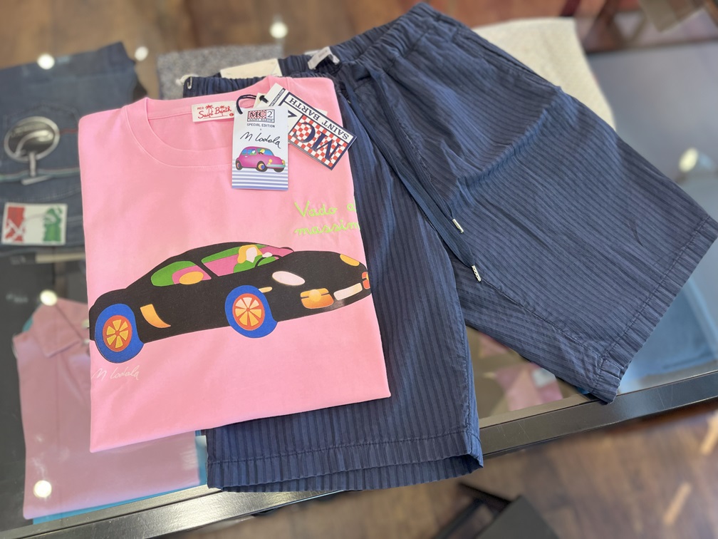 ネイビーショーツとSaint BarthポップTシャツの夏コーディネート
