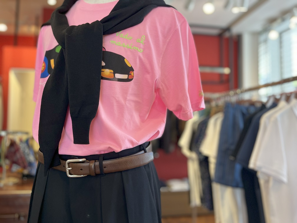 ブラックパンツと合わせたSaint Barth Tシャツのスタイリング
