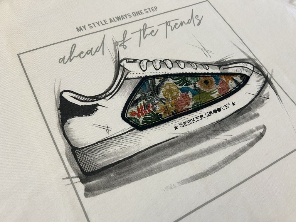 SEEKER GROOVEのホワイトTシャツ。スニーカープリント内にボタニカル柄の別布を使用

