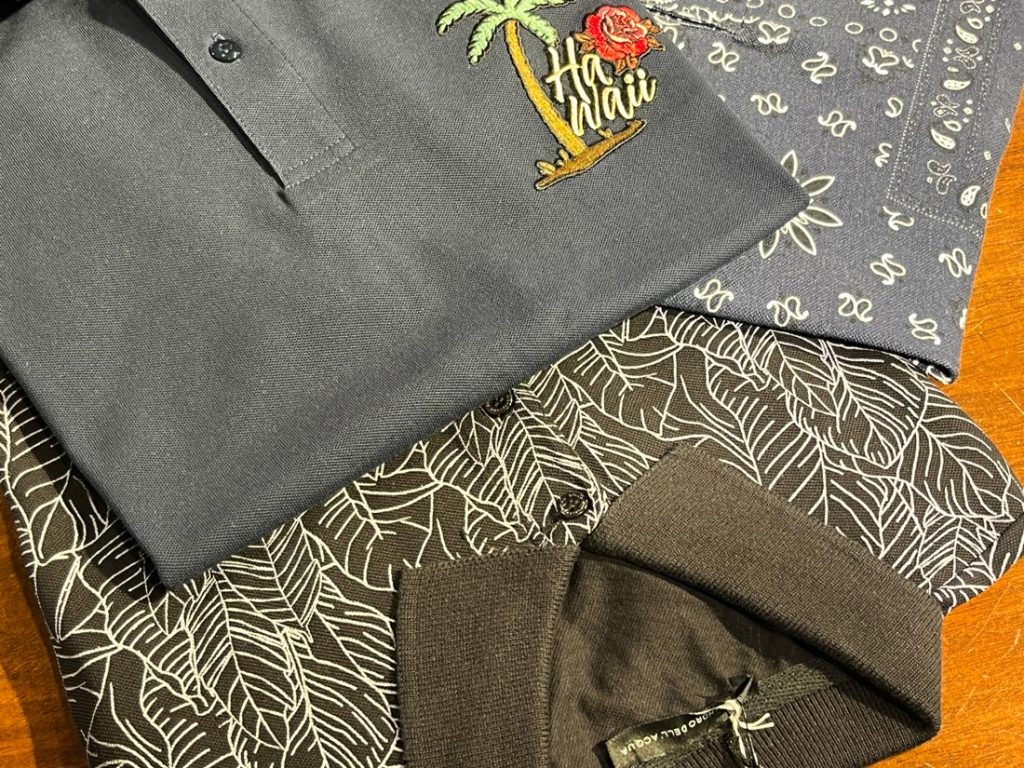 ハワイ刺繍入りポロシャツとモノトーン柄シャツ。夏らしいデザインとリラックス感のある素材で、大人のリゾートスタイルに最適。