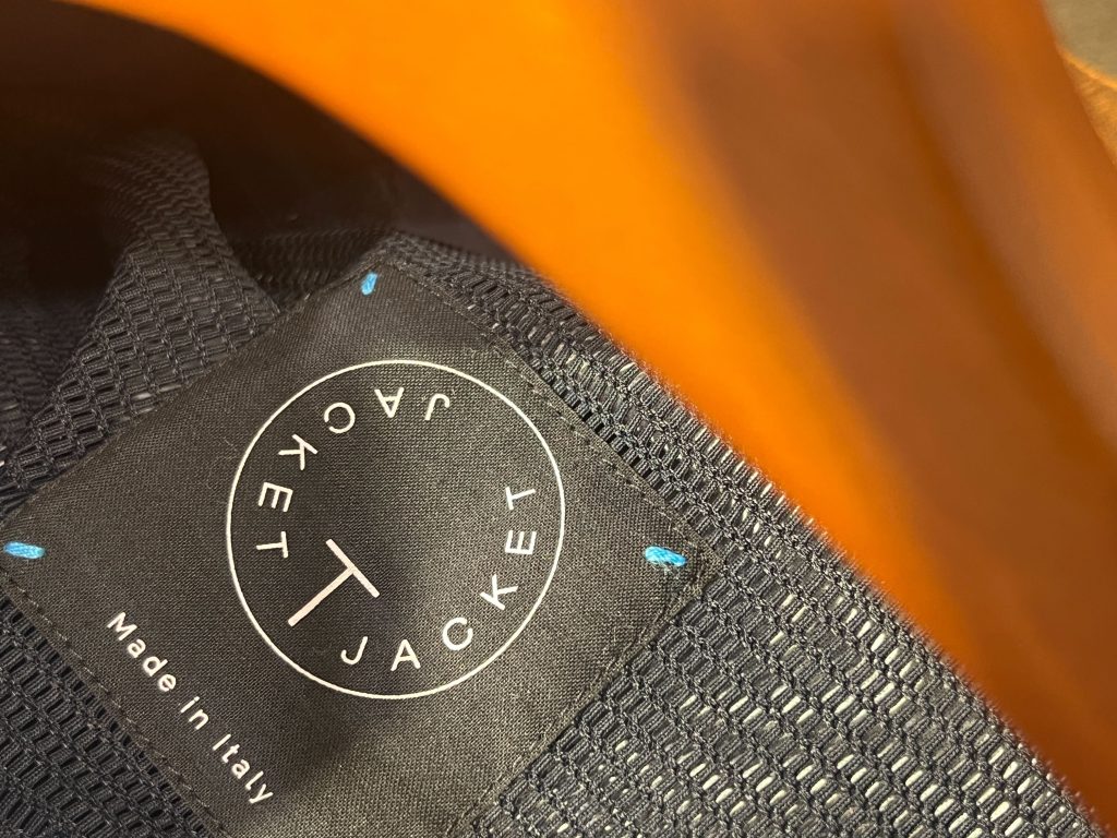 イタリアブランド〈T-JACKET〉のジャケット内タグのアップ写真。メッシュ裏地と「Made in Italy」の文字が確認できる上質なディテール