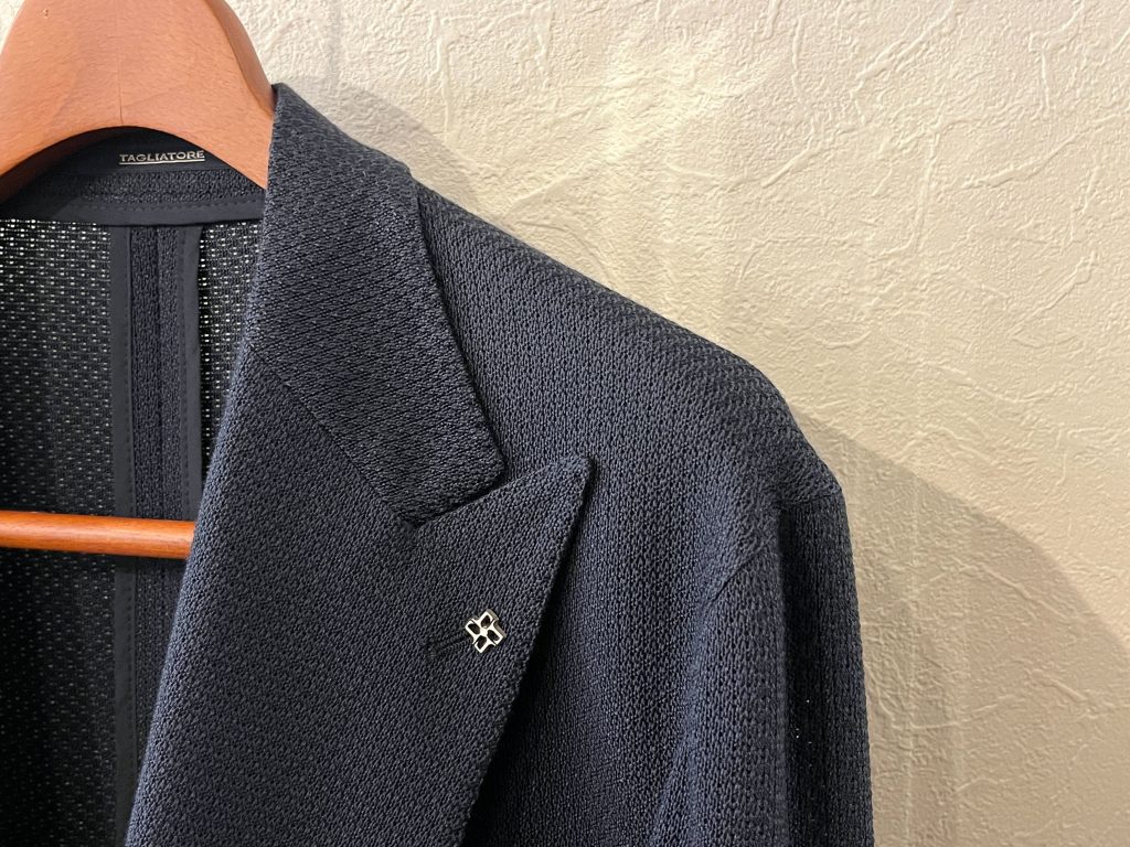 矢野燿大さんが着用したTAGLIATORE（タリアトーレ）のネイビージャケット。立体感のある編地とラペルピンが印象的な一着。2025年7月7日放送「よんチャンTV」衣装提供アイテム。
