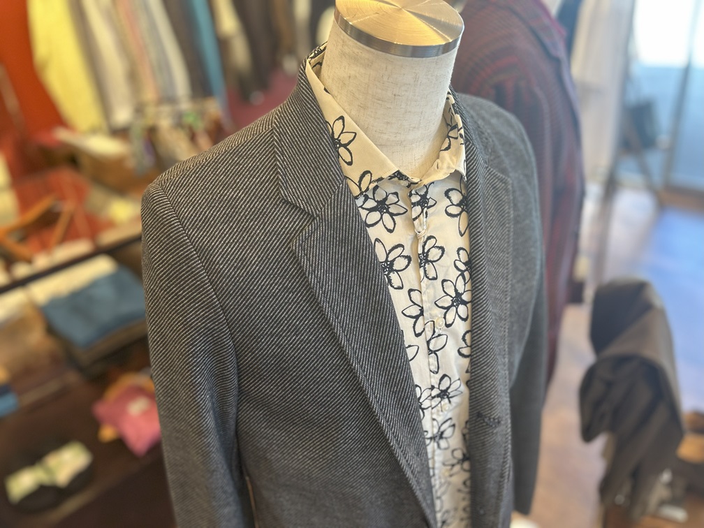 トルソーに飾られたグレージャケット＆花柄シャツ（ケンさん着用モデル）