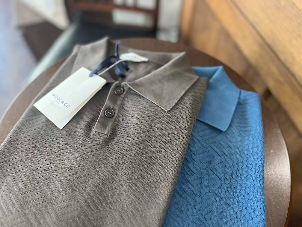 	WOOL&COのポロシャツを畳んでディスプレイした上質な雰囲気