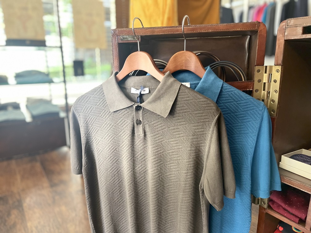 WOOL&COのジャガードポロシャツ、モカとブルーの2色展開が並ぶ様子