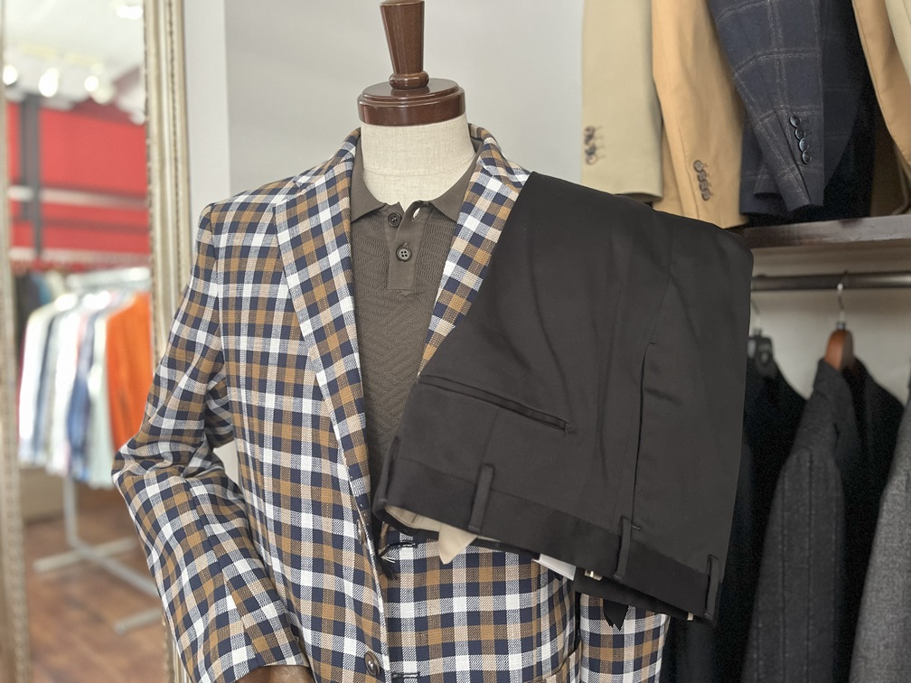 ジャケットとスラックスに合わせたWOOL&COポロシャツの秋スタイル