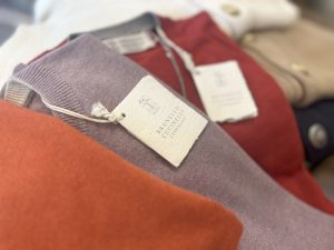 ブルネロクチネリのニット、オレンジやレッドを含む多彩なカラーバリエーション