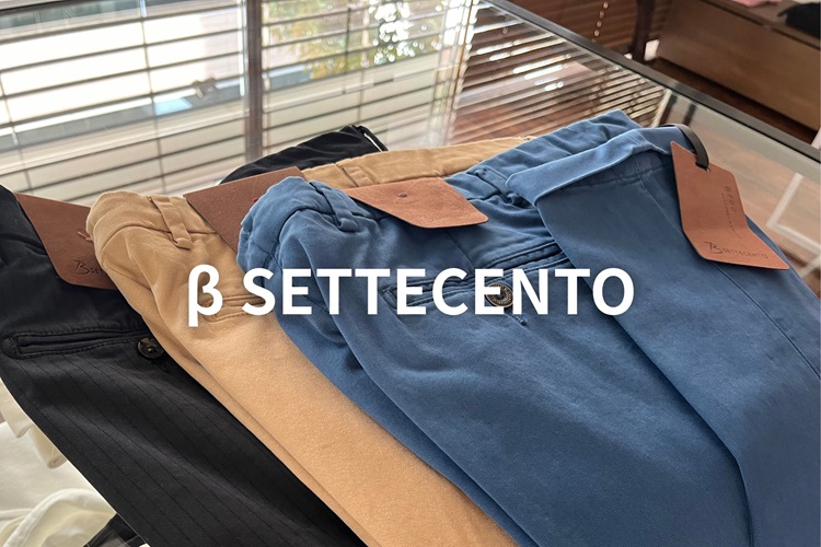 B Settecentoの細身パンツ3本（ブラック・ベージュ・ブルー）、柔らかな素材感と美しいシルエットが特徴