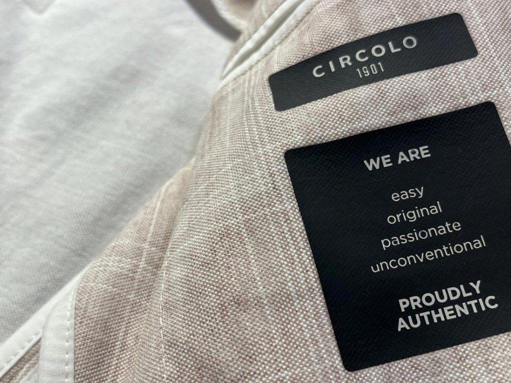 CIRCOLO 1901のジャケット内側タグ。イージーでオリジナル、情熱的かつ型にはまらないブランド哲学がプリントされた黒ラベルが特徴。