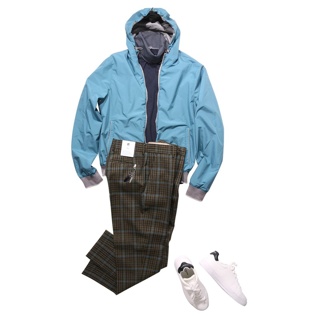 ブルーのフード付きアウターとチェックパンツ、白スニーカーで魅せる大人のアクティブスタイル