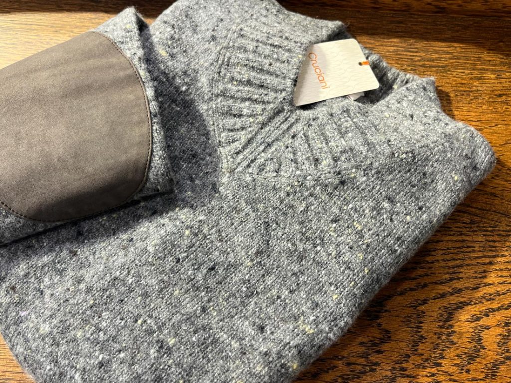 CRUCIANIのグレーニット、スエードのエルボーパッチがアクセント。