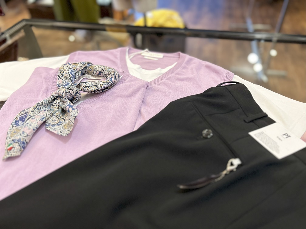 DANIELE FIESOLI フェイクレイヤードT × 黒スラックス × スカーフの上品メンズコーデ