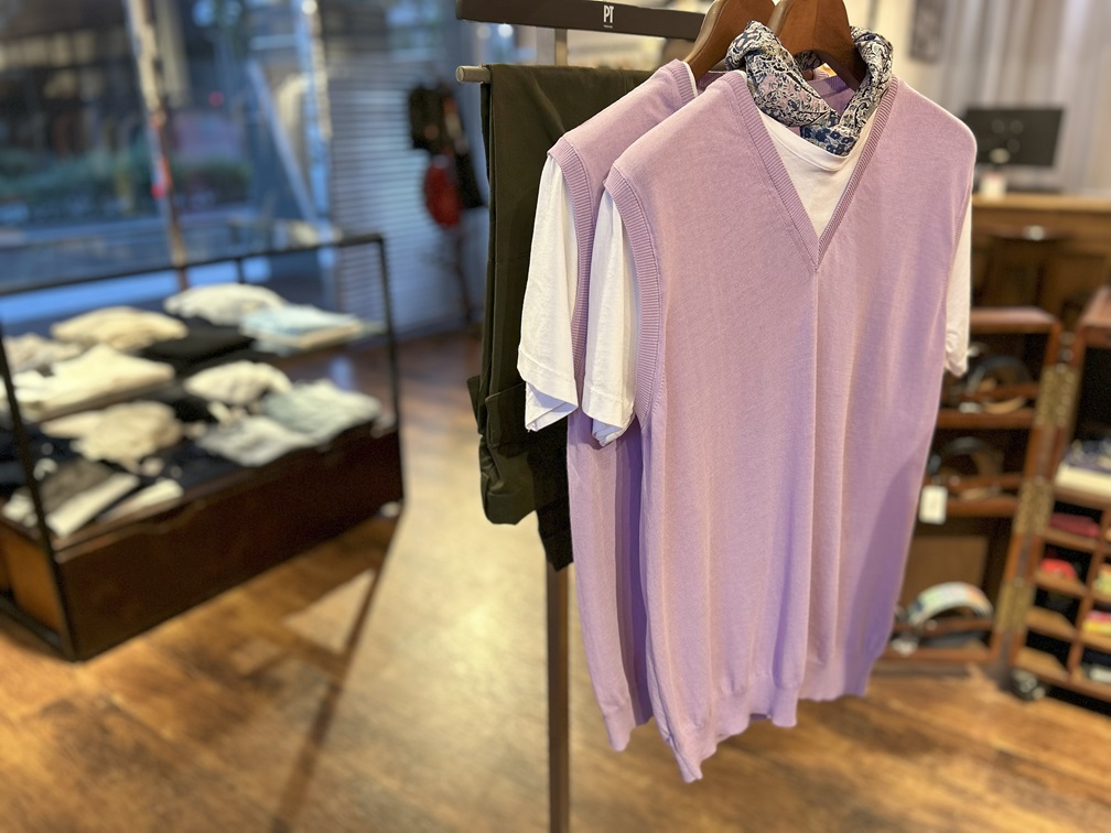 ラベンダーのフェイクレイヤードTシャツをハンギングで展示した店頭イメージ