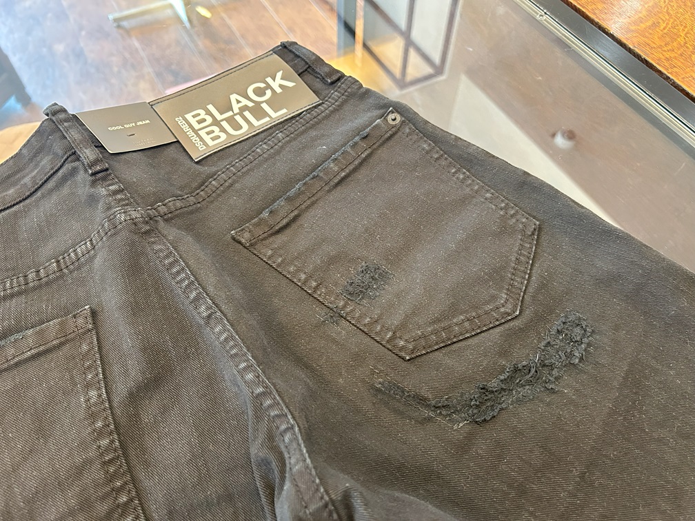 DSQUARED2ブラックデニムの背面のレザーパッチとポケット