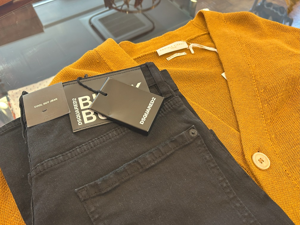 マスタード色のカーディガンとDSQUARED2ブラックデニムのコーディネート