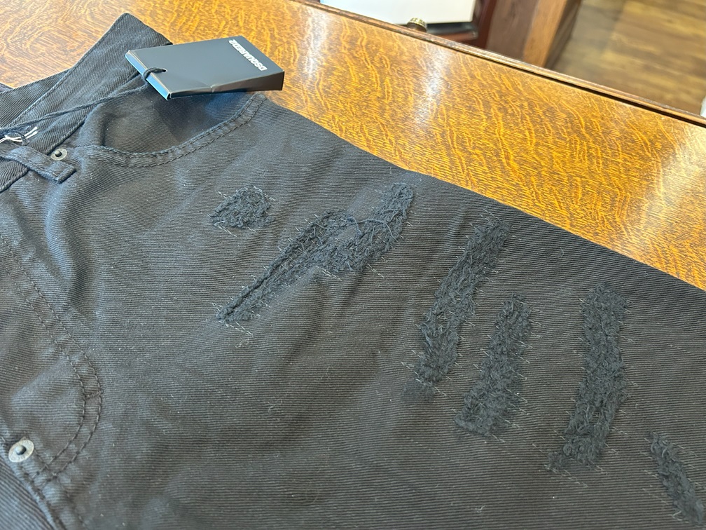 DSQUARED2ブラックデニムのフロントダメージ加工ディテール