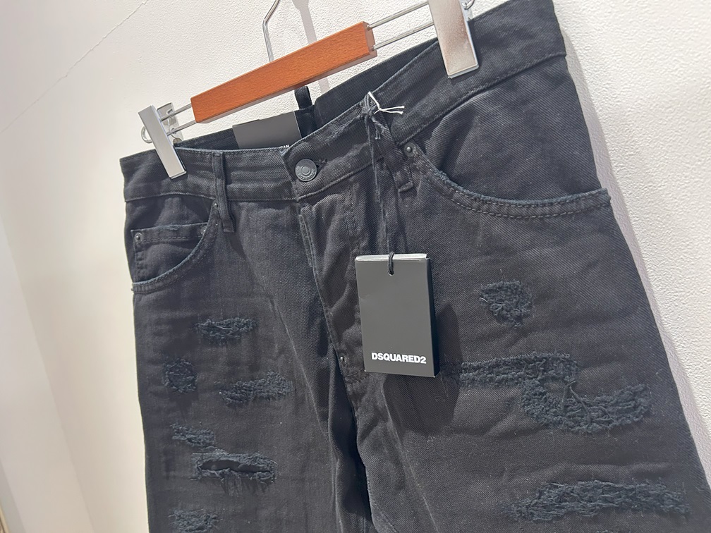DSQUARED2のブラックダメージジーンズ全体正面