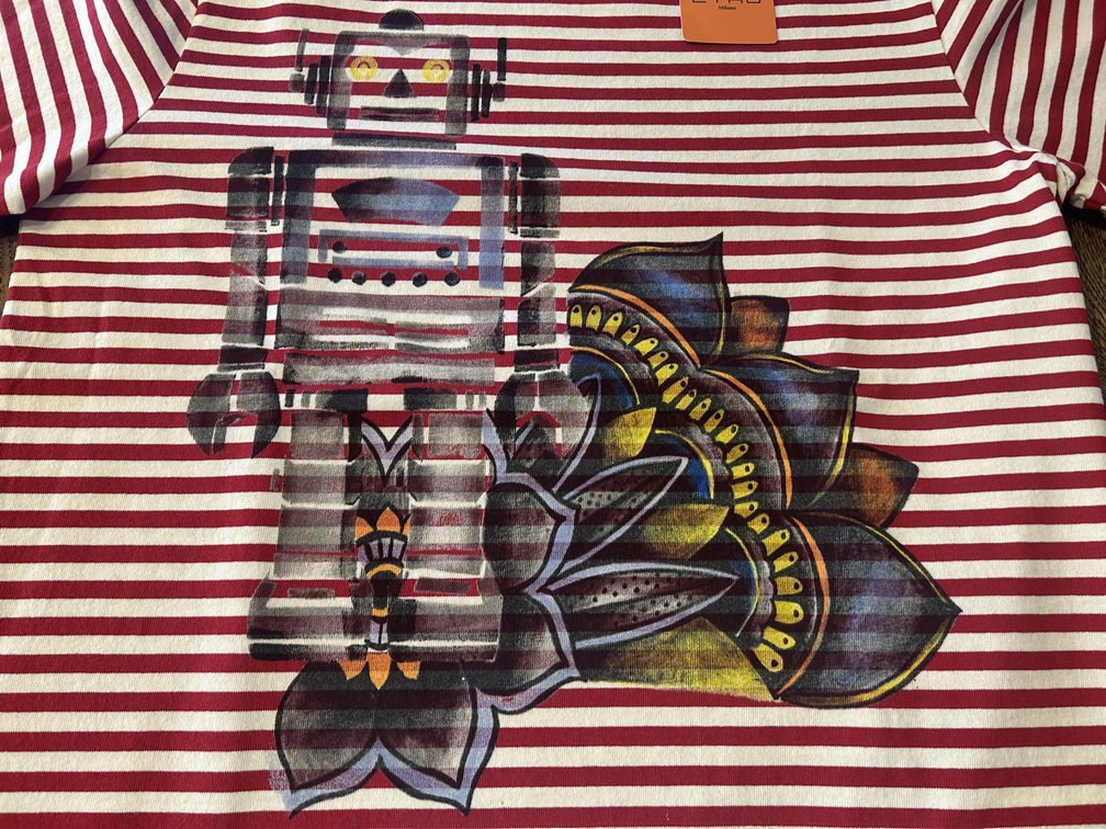 正面に大きく描かれたロボットと花柄が印象的なETROの赤ボーダーカットソー全体プリント