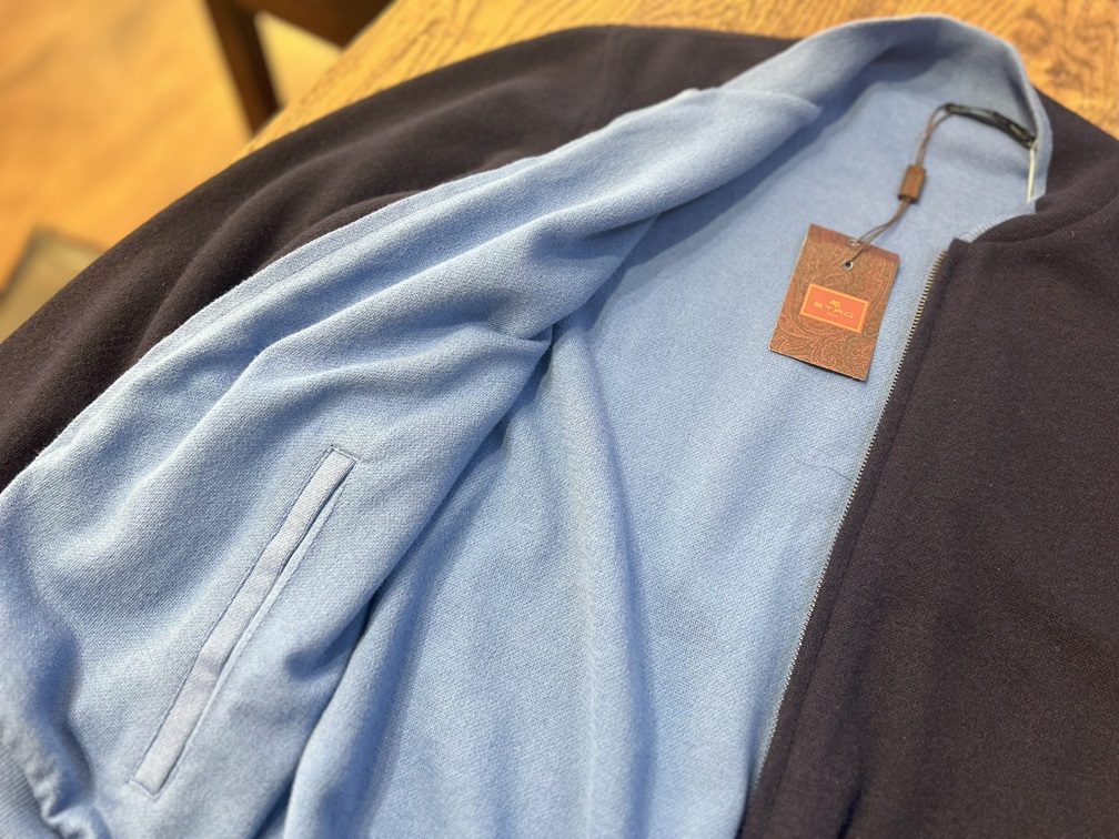 ETROリバーシブルブルゾンを開いた状態で内側のスカイブルーを見せた写真