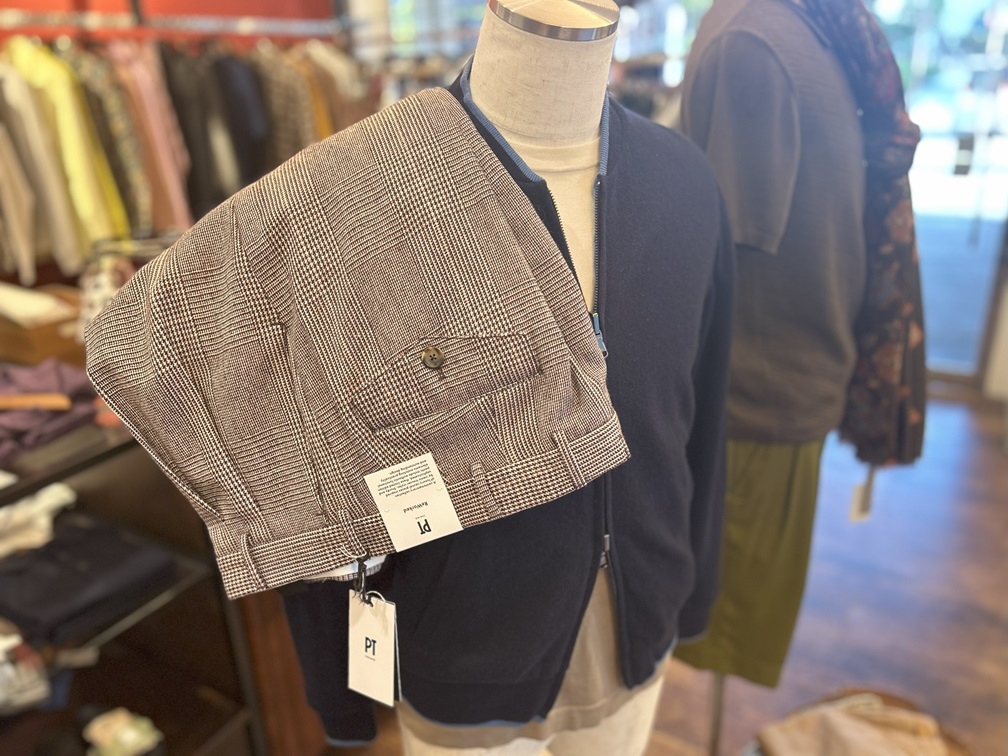 ネイビーのETROリバーシブルブルゾンを着用したトルソーにパンツを合わせたコーディネート