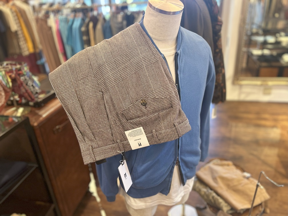 スカイブルーのETROブルゾンとチェックパンツを合わせた爽やかなコーディネート