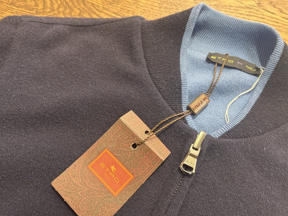 ETROリバーシブルブルゾンのブランドタグとジップディテールを写した写真