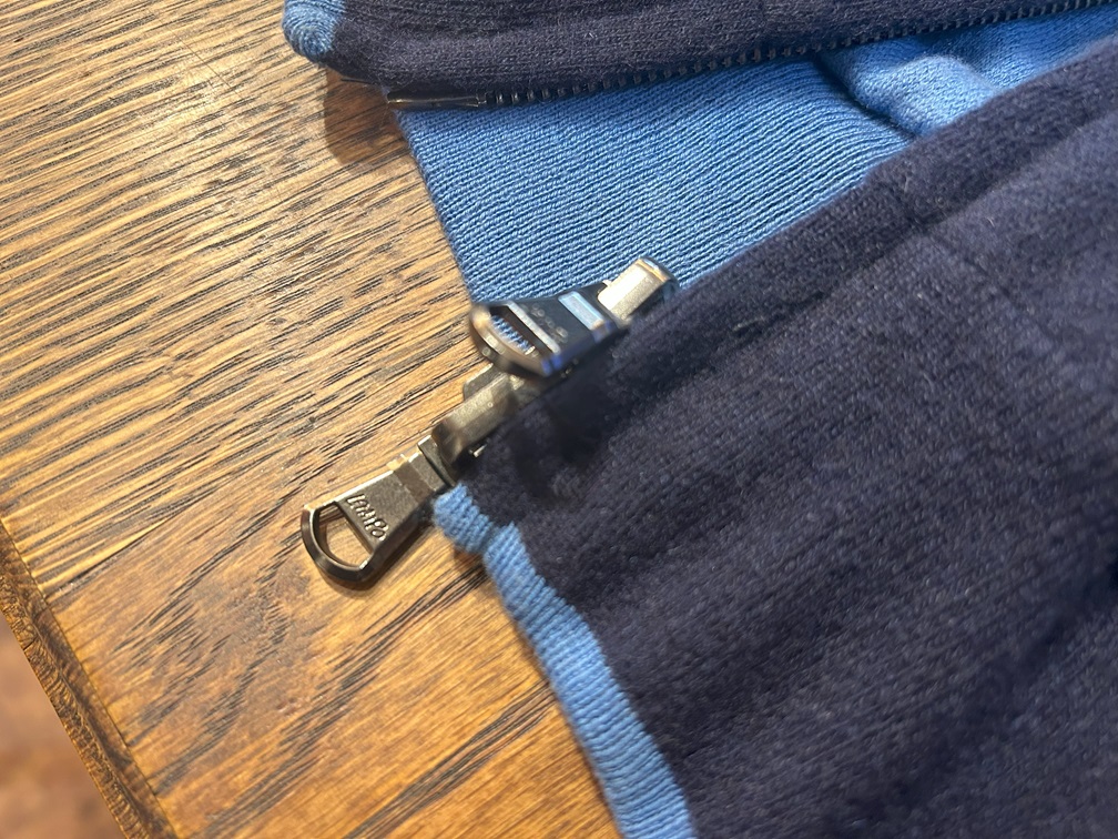 ETROリバーシブルブルゾンのダブルジップをクローズアップしたディテール写真