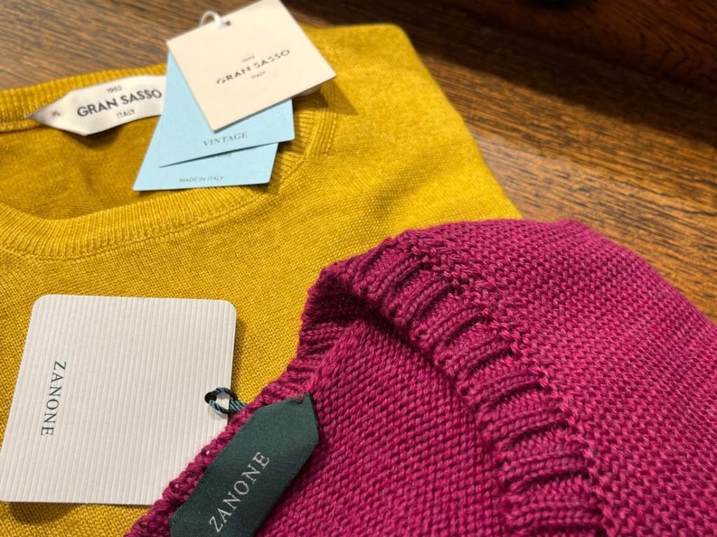 GRAN SASSOとZANONEのクルーネックニット。発色の良いマスタードとフューシャピンクの2色。イタリア製の高品質なニットウェアブランドの質感比較。