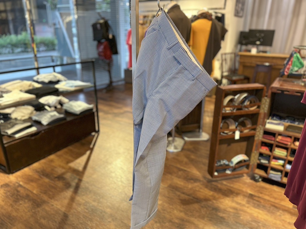 ショップで吊るされたGUCCI ギンガムチェックパンツのサイドシルエット、軽量でシャリ感ある生地