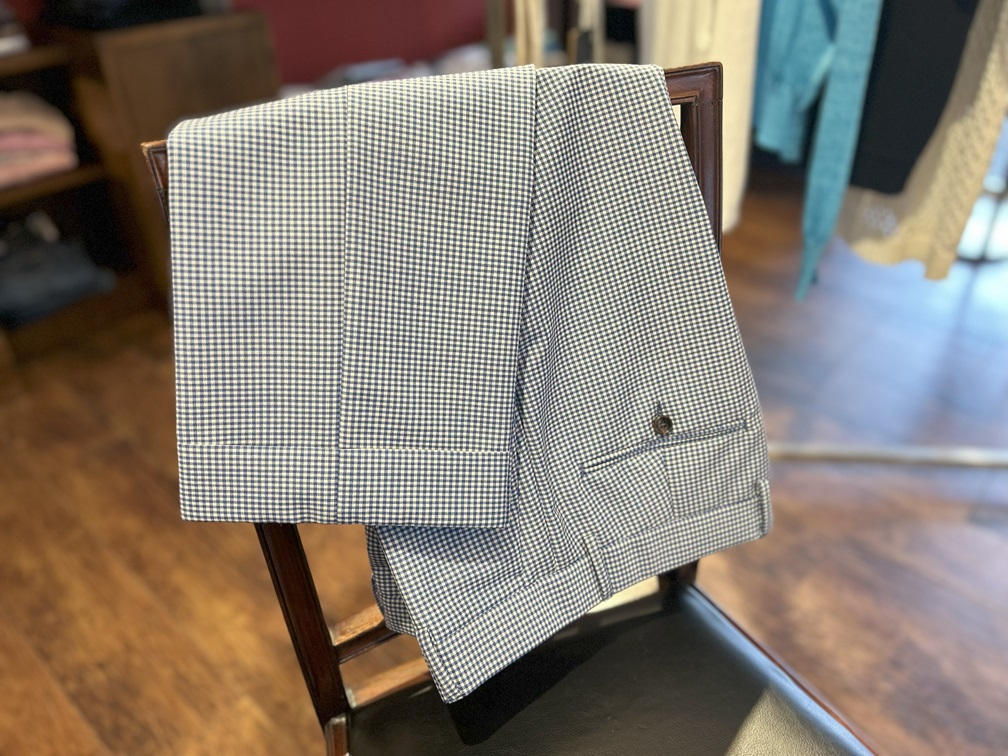 GUCCI ギンガムチェックパンツを椅子掛けで撮影、ダブル裾とクリースが際立つ春秋向けモヘアウールの軽量スラックス