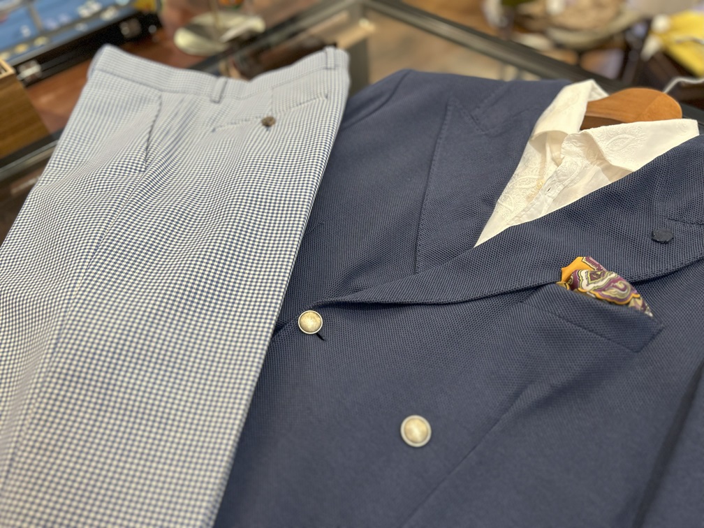 GUCCI ギンガムチェックパンツとネイビージャケットのコーデ、ダブル裾とセンタープレスで品よく