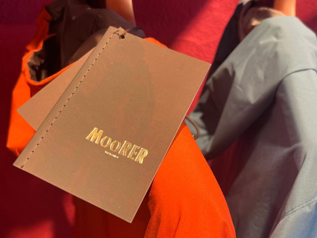 イタリア高級ブランドMOORERの正規タグ、上質素材と職人技術が光る証