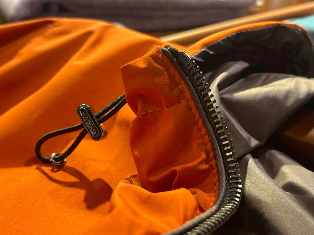 MOORERブルゾンのフードディテール、ドローコードでシルエット調整が可能