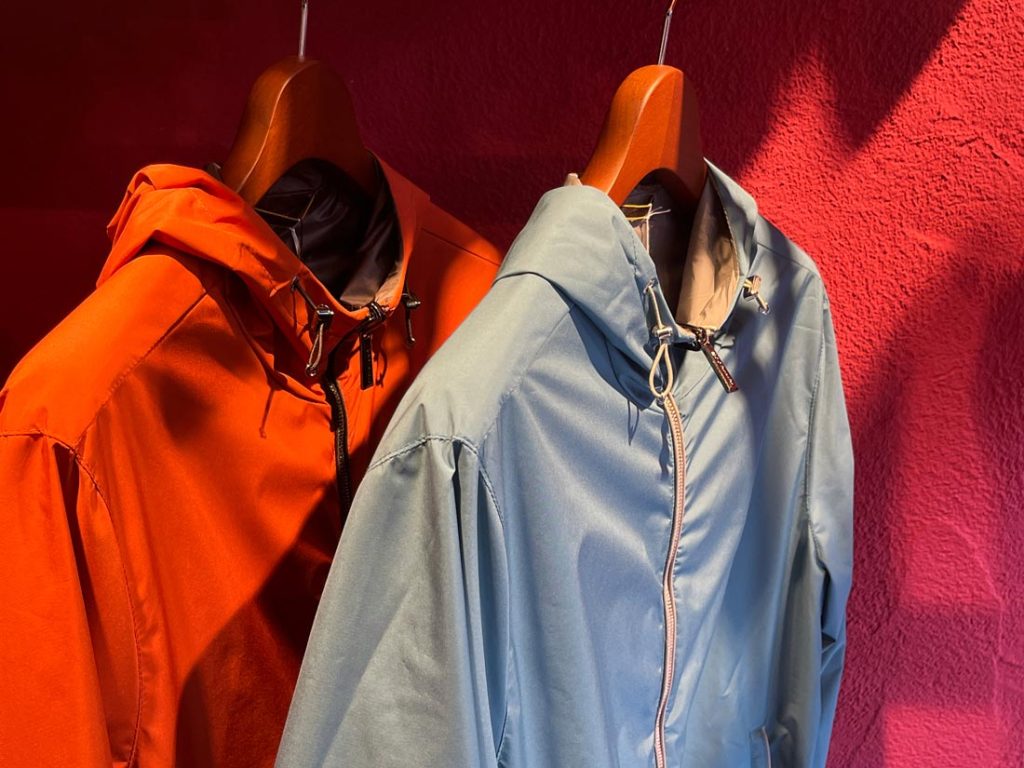 秋冬新作MOORERフード付きジャケット、オレンジとブルーの2色展開で上品なスポーティスタイルを演出