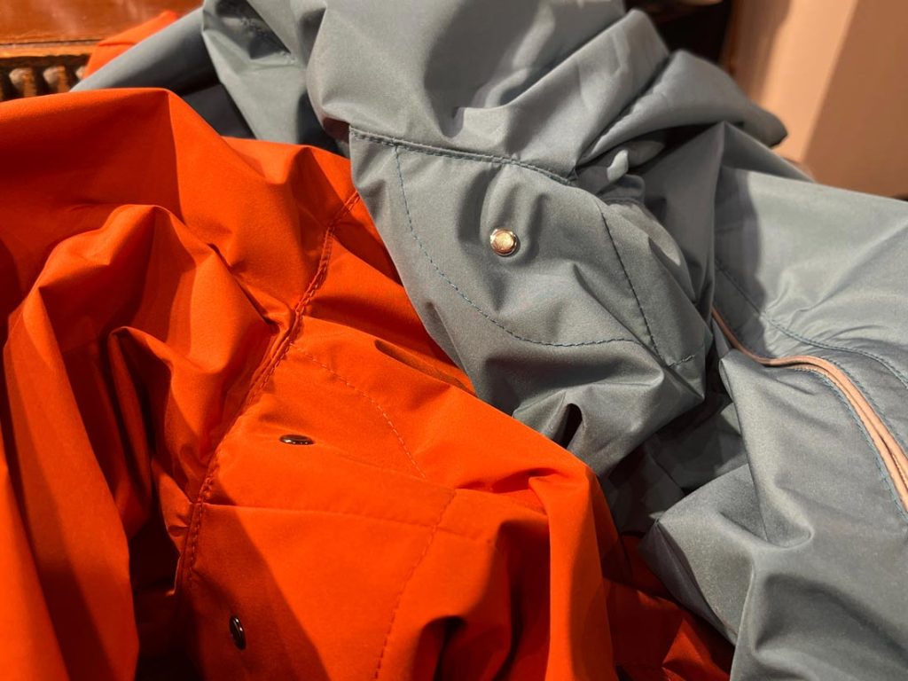 MOORERジャケットの高品質ファブリックとスナップボタン、丁寧な縫製が際立つディテール