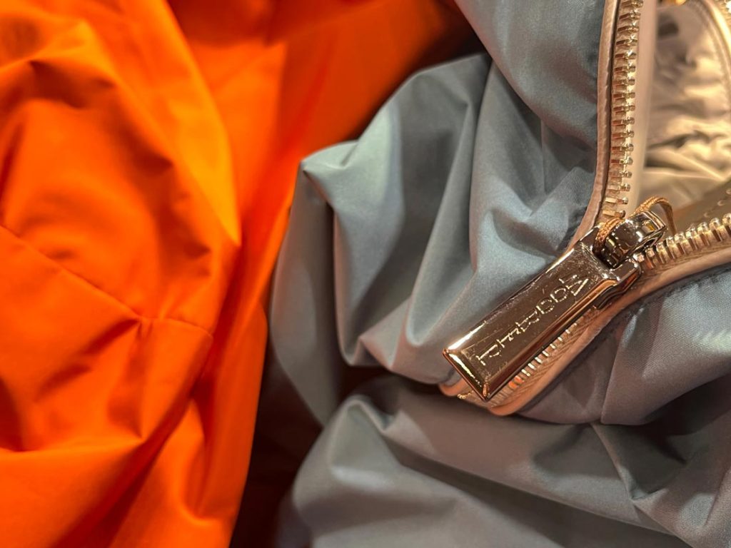 MOORERジャケットのメタルジップ、ブランドロゴ入りで高級感を演出