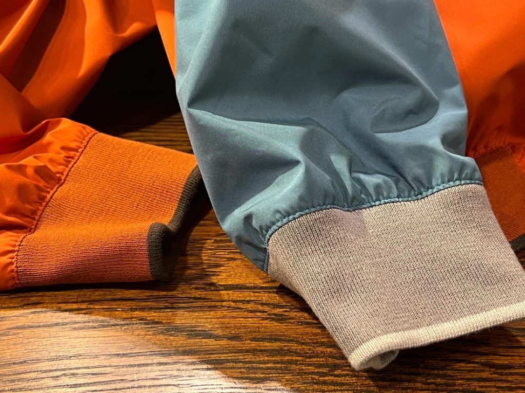 MOORERジャケットのリブ袖口、保温性とフィット感を兼ね備えたデザイン